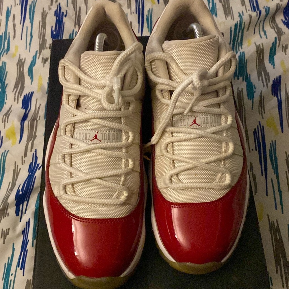 Jordan 11 retro low cherry and white size 11 pre-owned w/box